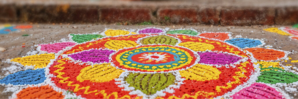 Mandala en sable coloré qui symbolise le retour à soi, en son centre et qui est utilisé en art-thérapie
