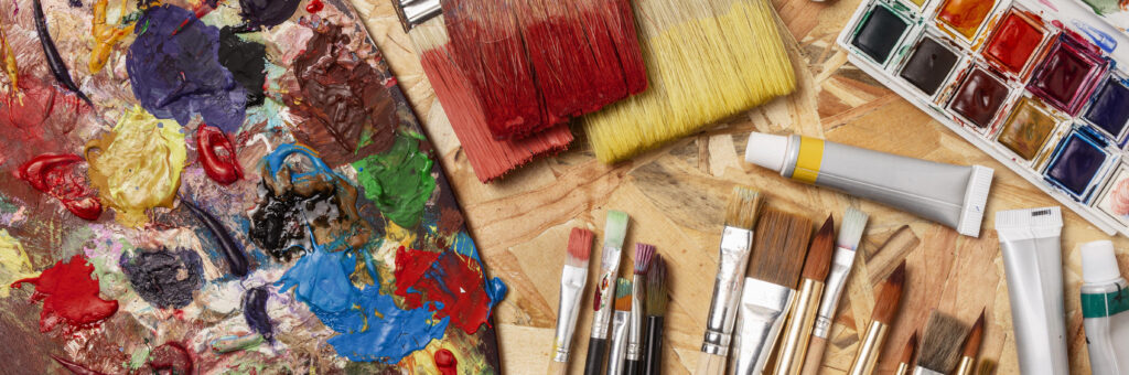 Matériel beaux-arts qui permet de créer et d'apprendre à dessiner et à peindre à l'huile, en acrylique ou en aquarelle.